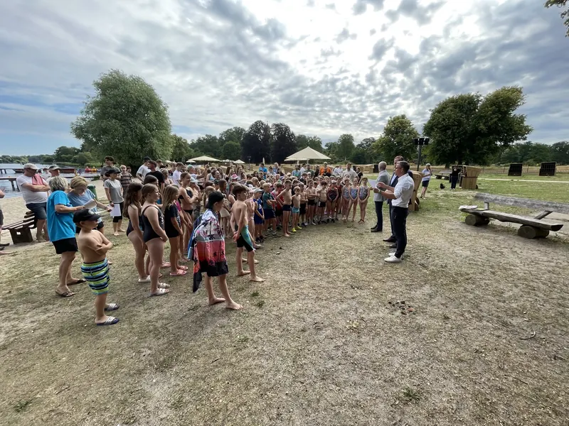 Offizielle Begrüßung: Ansprache für die Kinder am Strand zur Eröffnung der Wasserwochen