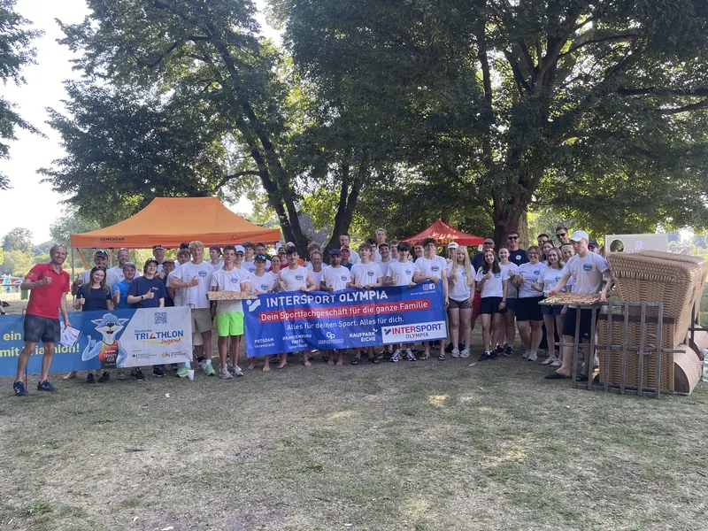 Gruppenfoto der Helferinnen und Helfer vor Bannern der Sponsoren
